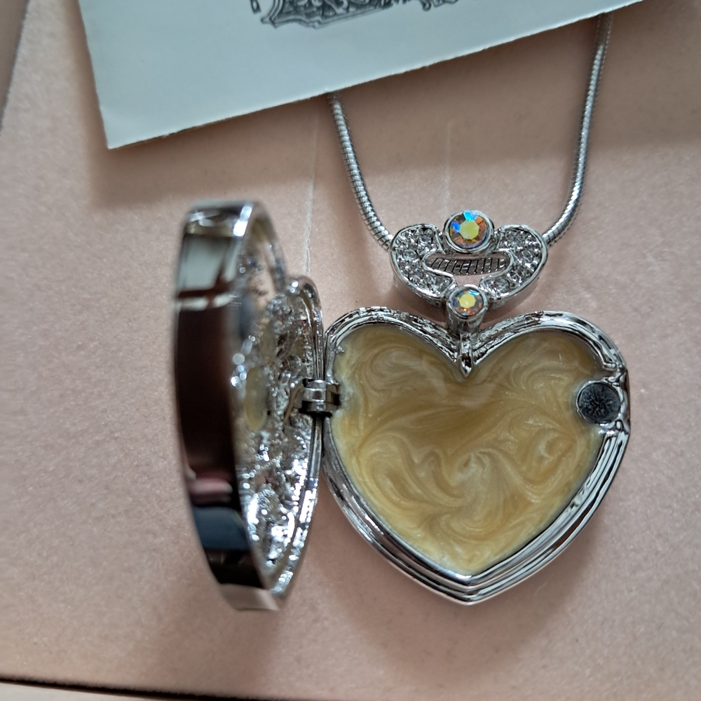 NIB Vintage Kirks Folly Heart Locket Pendant Necklace. - Picture 2 of 7